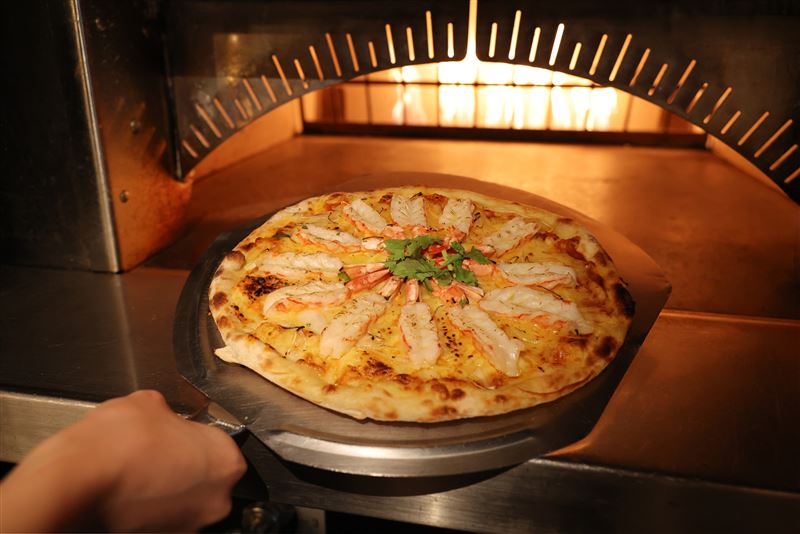 充滿南洋風情的「酸辣蝦披薩」。（圖／飯店旅宿業者提供）