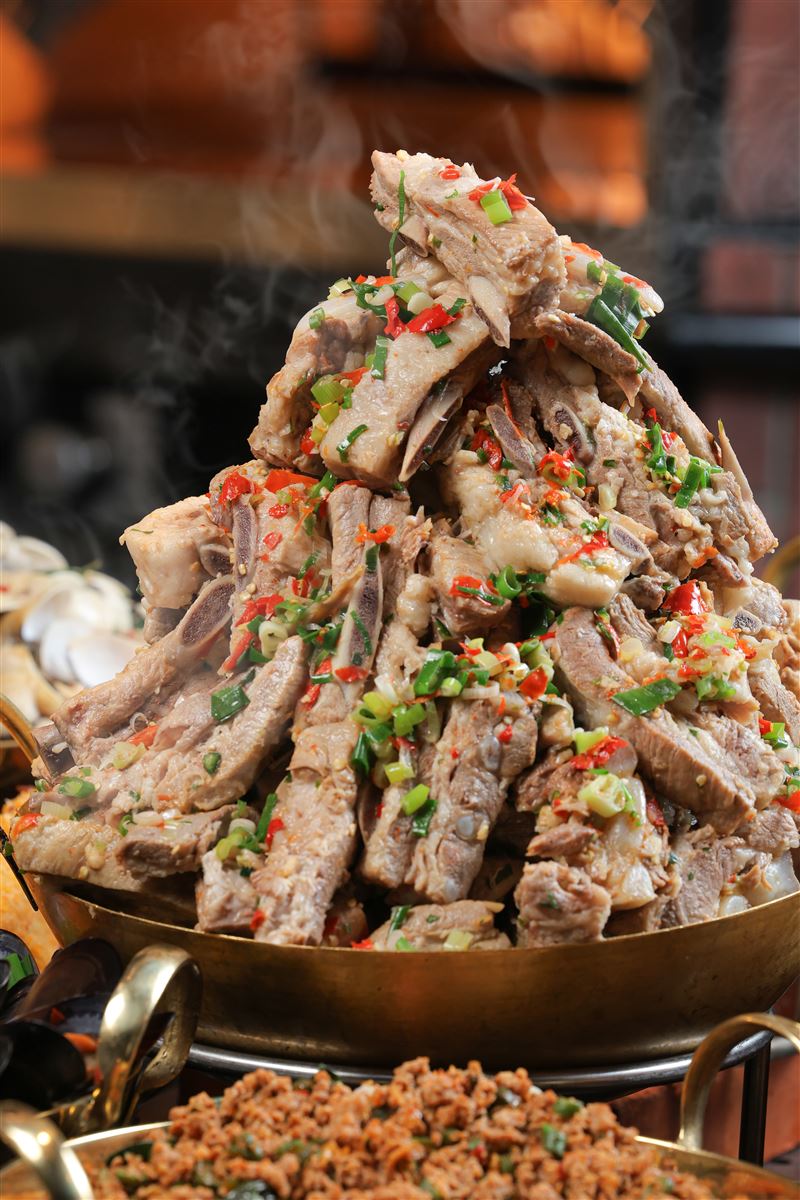 「巨無霸火山排骨」將持續供應。（圖／飯店旅宿業者提供）