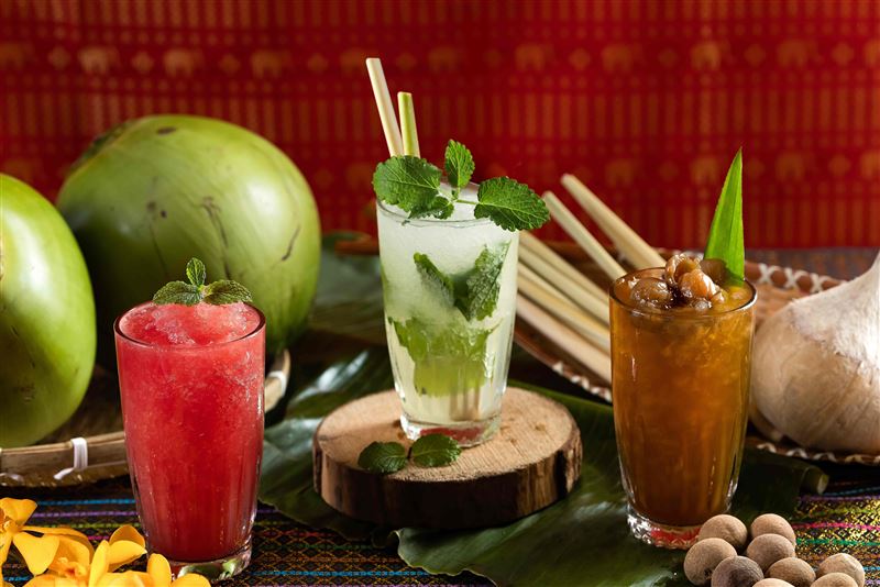 「龍眼冰茶」、「西瓜冰沙」與創意調酒「香茅摩西多」，為整體用餐體驗增添清爽迷人的熱帶風情。（圖／飯店旅宿業者提供）