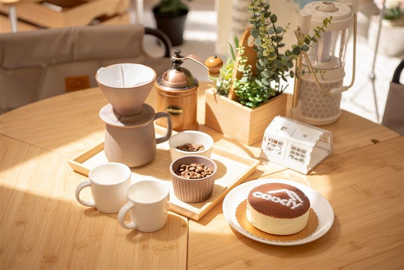 Stay Coody露營慢焙住房假期，專案享AURLI奧利老岩泥360濾杯搭配聯名甜點，細緻演繹露營儀式感。（圖／飯店旅宿業者提供）