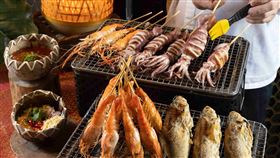 吸睛菜色包含炭香四溢的「現烤海鮮檯」，匯集泰國蝦、魷魚與午仔魚等精選海味。（圖／飯店旅宿業者提供）