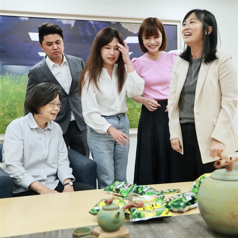 新北市四位議員為前總統蔡英文帶來許多香菜零食。（圖／蔡英文Threads）