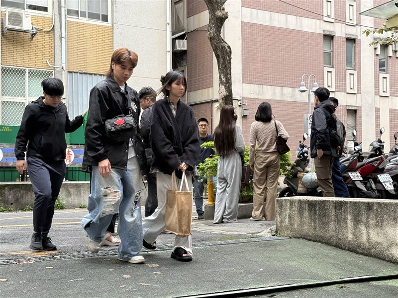 詐騙集團假「非凡投資」名義行假投資真詐騙，5名車手落網，被移送北檢複訊。（圖／翻攝畫面）