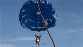 印度有遊客玩海上拖曳傘，因與船隻連接的纜繩斷裂而墜海。（圖／翻攝自X）