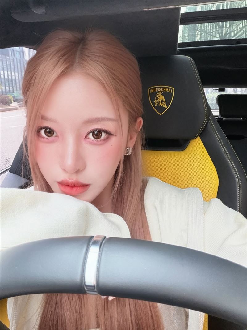 蔡瑞雪坐在藍寶堅尼跑車上自拍。（圖／翻攝自蔡瑞雪IG）