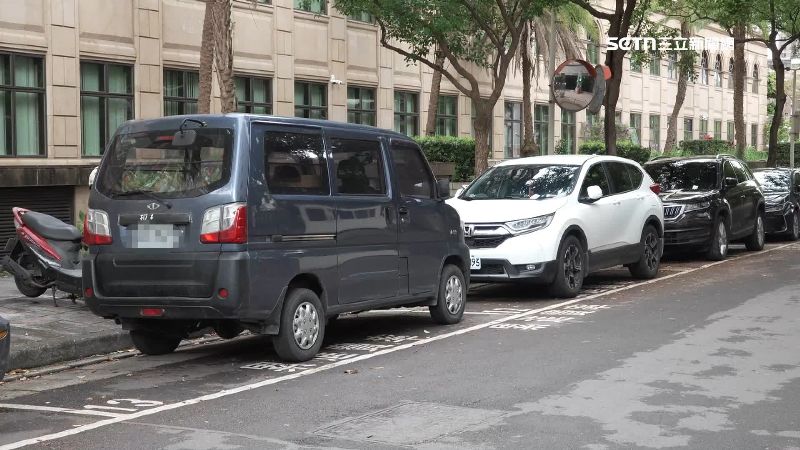 延平南路121巷上，藍色廂型車為錯誤停法，可能會被開罰