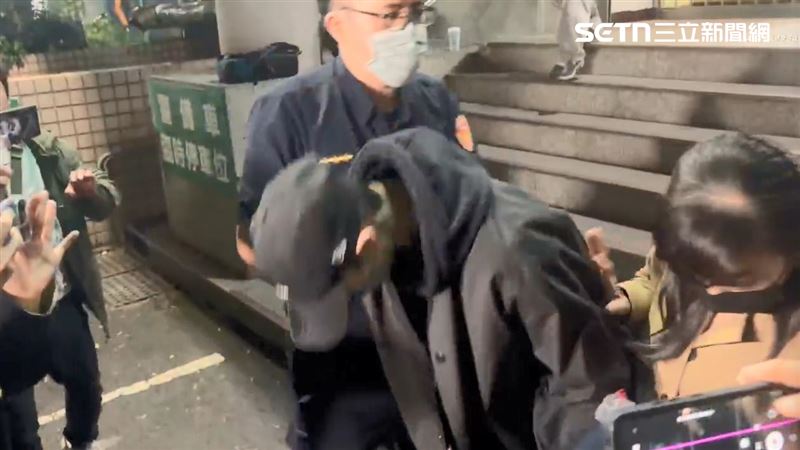 「王子」邱勝翊完成具保手續後，在鏡頭前90度鞠躬，感謝大家關心。（圖／翻攝畫面）