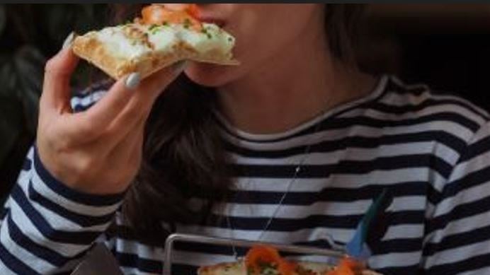 研究發現：睡前3小時別碰食物，心臟病風險大大降低！（示意圖／PIXABAY）