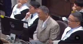 柯文哲聽見律師指責檢察官，興奮地不斷揮拳表示激動，遭一旁的律師鄭深元伸手阻止。（圖／翻攝自Threads）