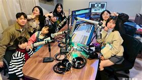 《Ivangavang密室逃脫》透過精心設計的機關與線索，帶領參與者（下左）挑戰自我，探索臺灣原住民族的祭典文化。（圖／原文會提供）