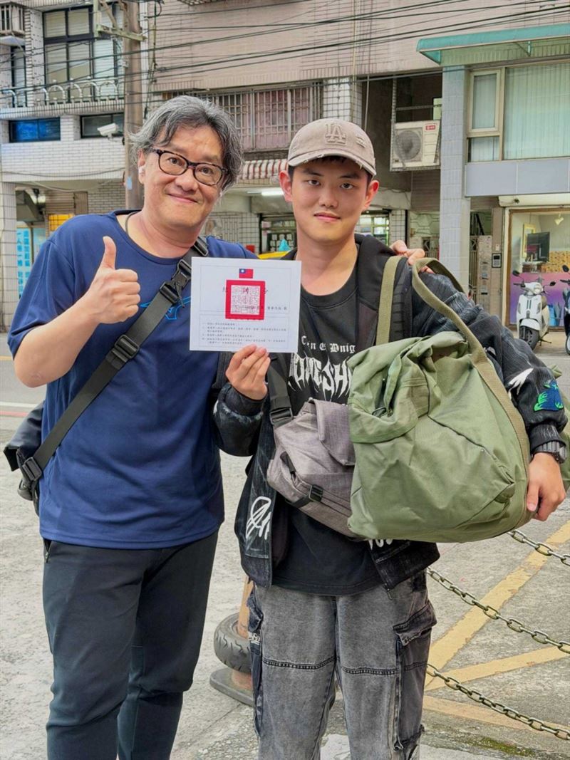 施文彬曬父子退伍令　網讚「演藝圈模範」