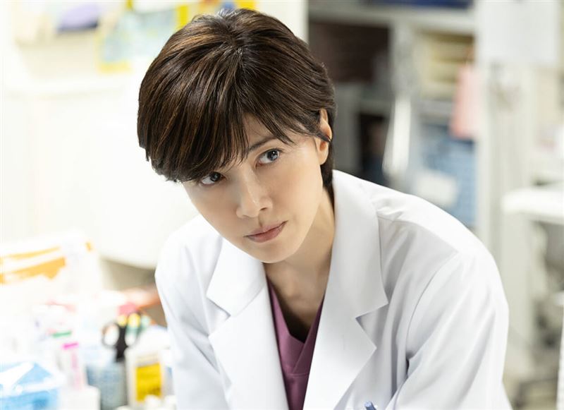 內田有紀2006年復出，並成為人氣連戲劇《派遣女醫Doctor X》的固定演員。（圖／翻攝自劇照）