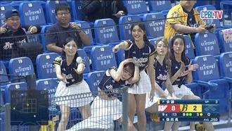 PS女孩單手接界外球　一旁隊友嚇傻全入鏡