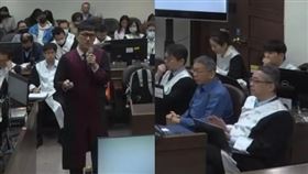 檢察官完成小結後，鄭深元忍不住拍手被鏡頭捕捉到。（翻攝自臺北地院刑事科YouTube）