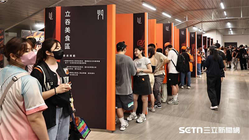 亞太棒球村成棒主球場設置立吞美食區。（圖／記者劉彥池攝影）