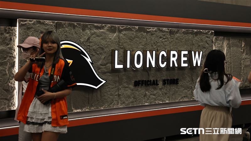 亞太棒球村成棒主球場設置官方商店。（圖／記者劉彥池攝影）