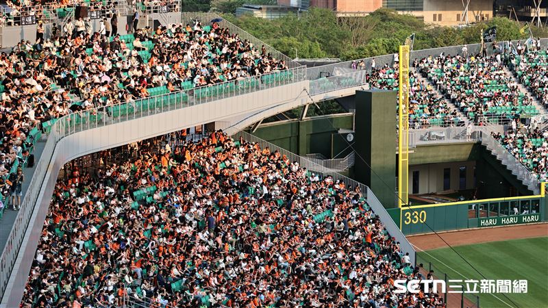 亞太棒球村成棒主球場全壘打標竿較矮。（圖／記者劉彥池攝影）