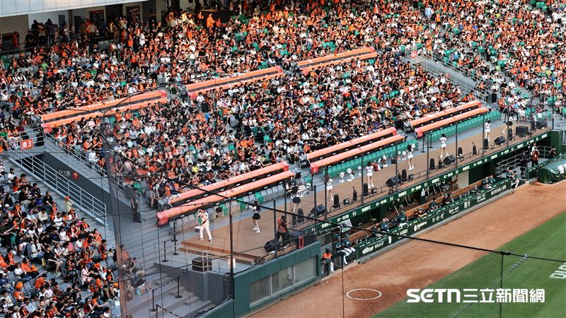 亞太棒球村成棒主球場看台缺少橫向走道。（圖／記者劉彥池攝影）