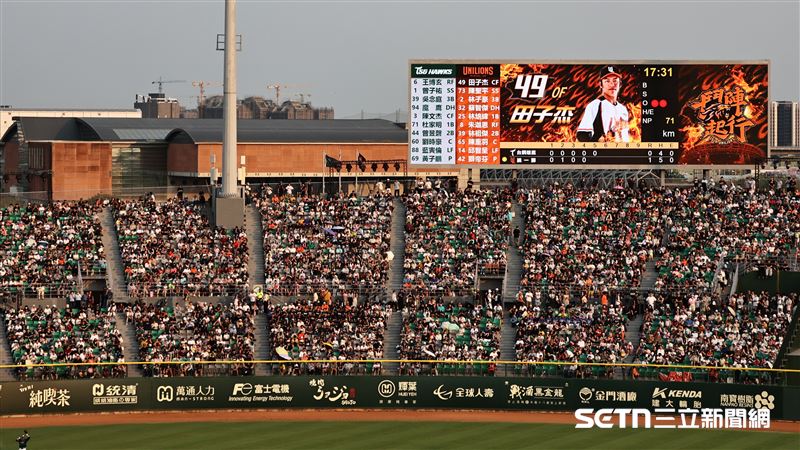 亞太棒球村成棒主球場外野大螢幕。（圖／記者劉彥池攝影）