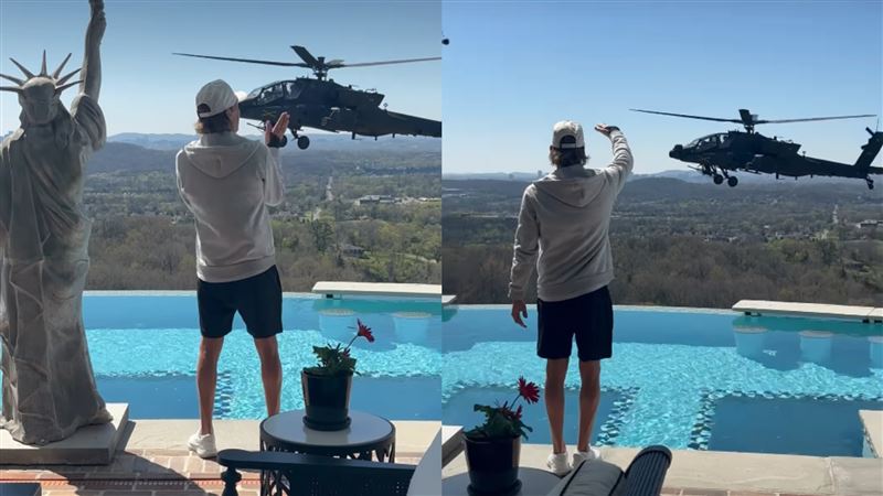 挺川普歌手「搖滾小子」站在自家泳池畔，向空中飛越的軍方攻擊直升機致敬。（圖／翻攝自IG @Kid Rock）
