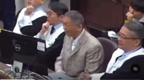 柯文哲聽見律師指責檢察官，興奮地不斷揮拳表示激動，遭一旁的律師鄭深元伸手阻止。（圖／翻攝自Threads）