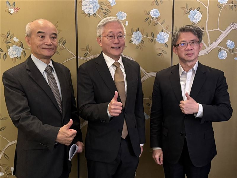 川普關稅滿一年，台企出現「平行時空」：高科技靠規模與AI轉型撐住，傳產卻因沒錢挪產線陷入苦戰。調查警告台商「集體脫中」轉向歐美，恐面臨市場過於集中的新風險；產業界急籲政府出重手救傳產，別讓九成就業人口斷了生路。由左至右：施明豪、周行一、蔡榮騰。（圖／記者師瑞德攝影）