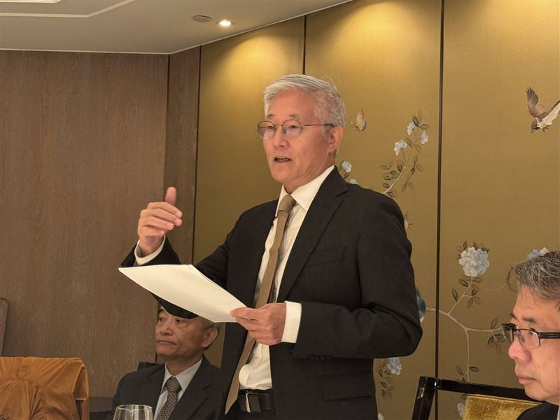 川普關稅滿一年，台企出現「平行時空」：高科技靠規模與AI轉型撐住，傳產卻因沒錢挪產線陷入苦戰。調查警告台商「集體脫中」轉向歐美，恐面臨市場過於集中的新風險；產業界急籲政府出重手救傳產，別讓九成就業人口斷了生路。（圖／記者師瑞德攝影）