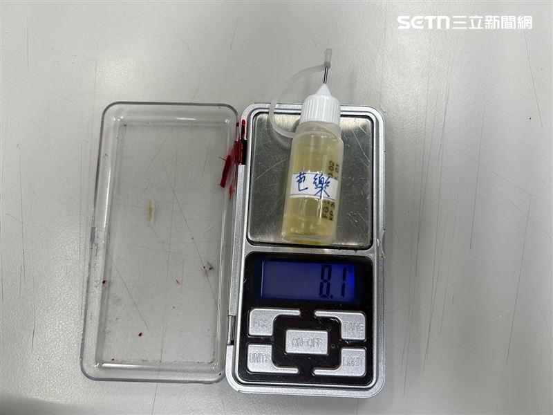 郭男車上被查獲二級毒品依托咪酯菸彈1顆（毛重4.9公克）及菸油1罐（毛重8.1公克）。（圖／翻攝畫面）