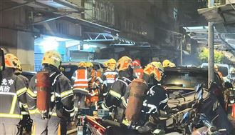 暗夜竄火！透天厝火煙竄　疏散7人1人送醫