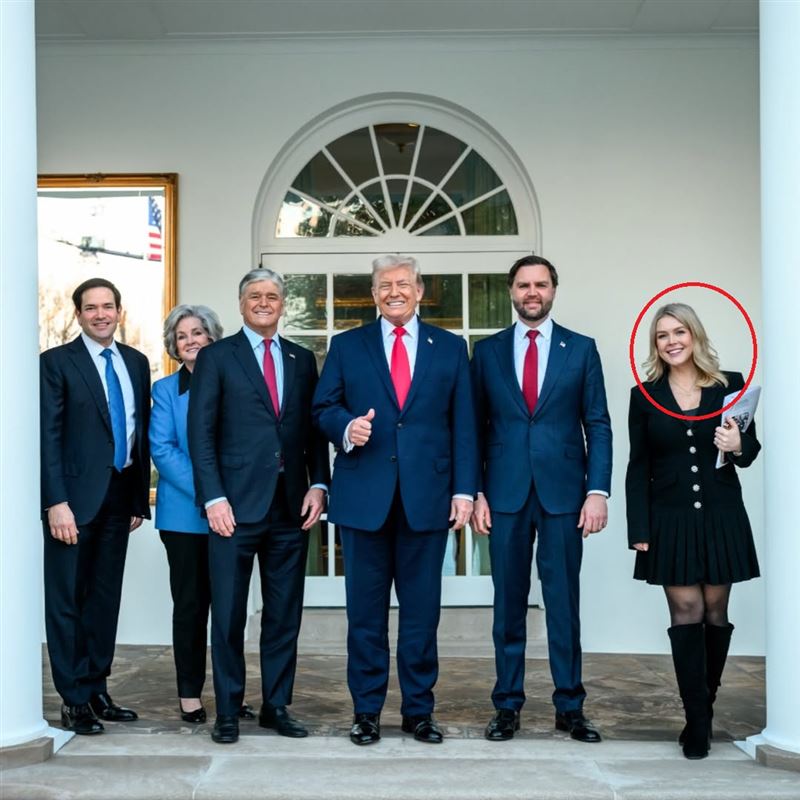 美國總統川普因不滿近期戰事負面報導，於3月31日在白宮簽署命令時，當眾嚴厲指責28歲白宮發言人李威特表現「極差」，甚至半開玩笑地詢問是否該將她解雇。（圖／翻攝自IG @Karoline Leavitt Riccio）