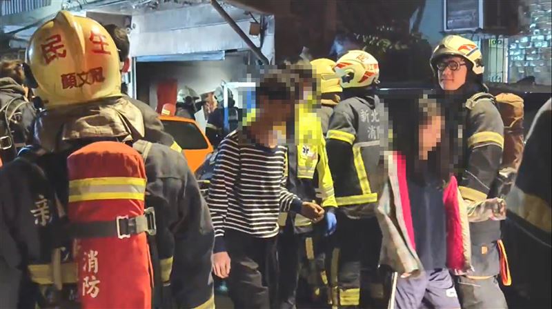 消防隊疏散逃出火場的住戶。（圖／翻攝畫面）