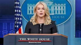 美國總統川普因不滿近期戰事負面報導，於3月31日在白宮簽署命令時，當眾嚴厲指責28歲白宮發言人李威特表現「極差」，甚至半開玩笑地詢問是否該將她解雇。（圖／翻攝自IG @Karoline Leavitt Riccio）