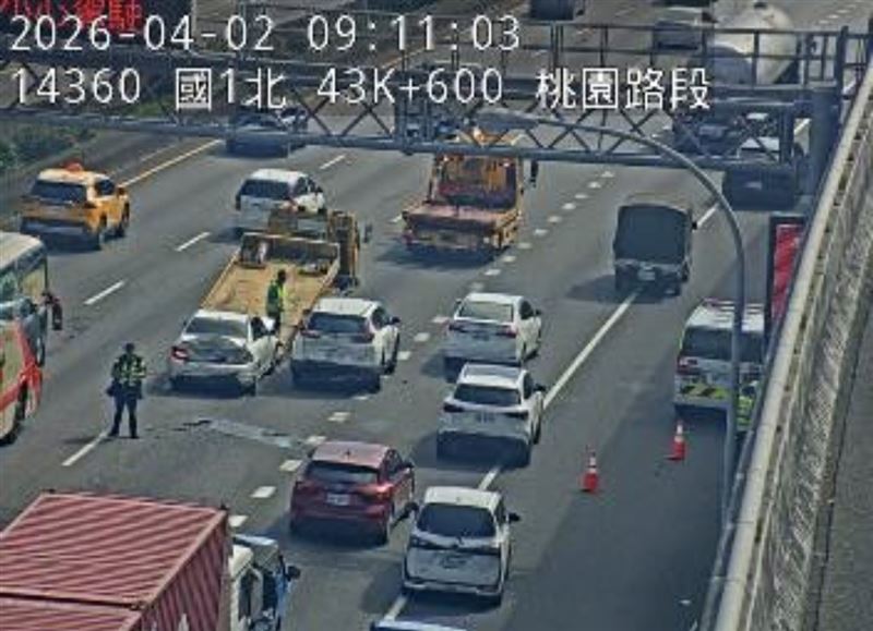 國1北上43.5公里處發生連環撞車禍，回堵5公里。（圖／翻攝畫面）