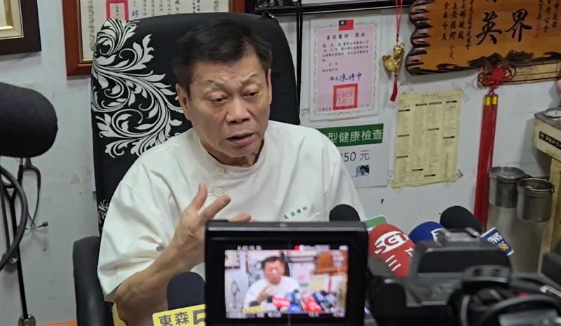 命案現場遺留一把刀，法醫高大成初步判斷可能哥哥先被刺傷，再奪刀反擊，自己因失血過多死亡。(圖／翻攝畫面)