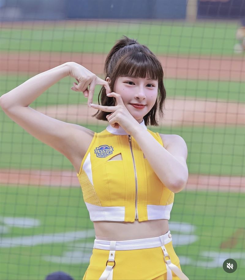 峮峮在啦啦隊中具有高人氣。（圖／翻攝自IG）