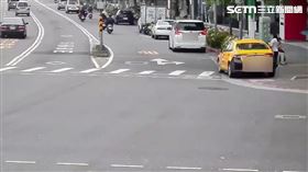 北市閆女駕駛計程車先輾過女行人左腳，再撞上人行道的燈桿才停止。（圖／翻攝畫面）