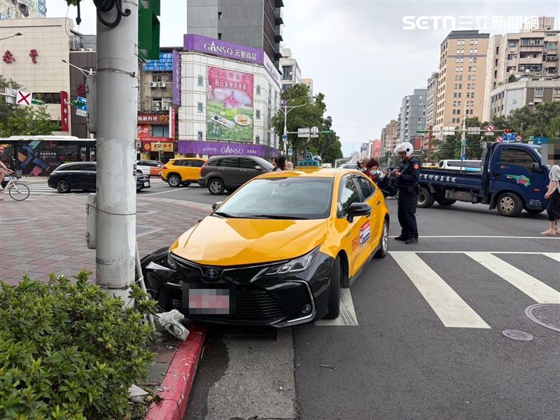 北市閆女駕駛計程車先輾過女行人左腳，再撞上人行道的燈桿才停止。（圖／翻攝畫面）