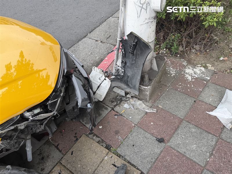 北市閆女駕駛計程車先輾過女行人左腳，再撞上人行道的燈桿才停止。（圖／翻攝畫面）