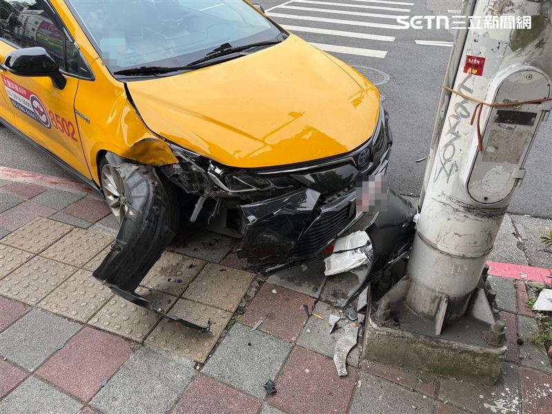 北市閆女駕駛計程車先輾過女行人左腳，再撞上人行道的燈桿才停止。（圖／翻攝畫面）