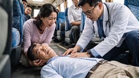 昏倒,休克。（圖／AI製圖）