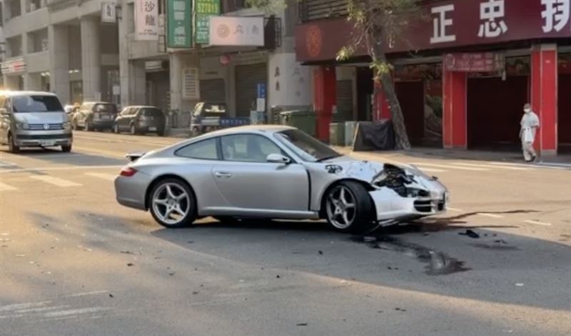 保時捷車頭、車燈及多處鈑金被撞毀。（圖／翻攝畫面）