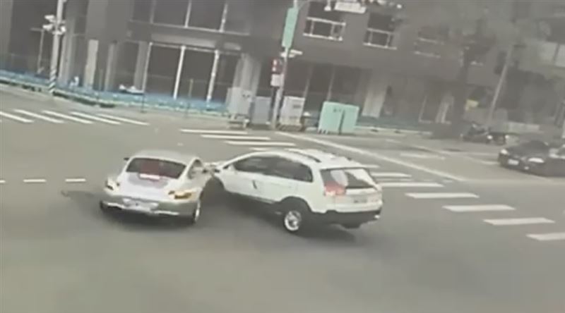 保時捷闖紅燈遭另輛休旅車撞上。 （圖／翻攝畫面）