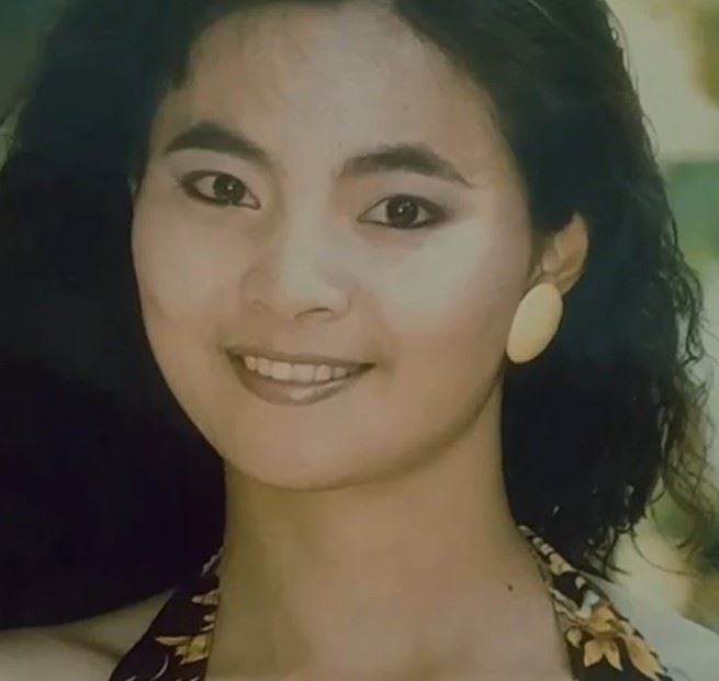 子瑜上節目時，節目曝光媽媽年輕時的照片（圖），子瑜更脫口而出：「那應該是還沒做（醫美）的時候。」一句話瞬間引爆現場笑聲。（圖／翻攝自黃燕玲IG）