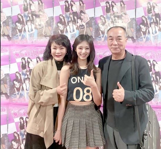 子瑜（中）還加碼透露，父親（右）其實不太認同媽媽過於頻繁進行醫美療程，甚至曾勸說「拜託別再做了！」將家中對話搬上檯面，真性情展露無遺。左為子瑜媽媽。（圖／翻攝自黃燕玲IG）