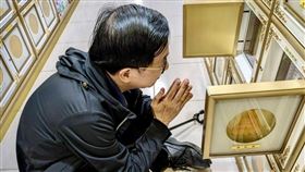 陳水扁,台南,照片,爸媽,清明節,跪,麻豆區,第一公墓納骨堂（圖／翻攝自陳水扁新勇哥物語臉書）