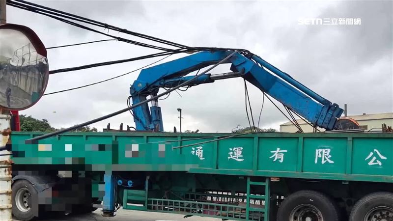 貨車吊臂扯電線拉倒9電桿，駕駛未注意後續恐怕得面臨高額賠償