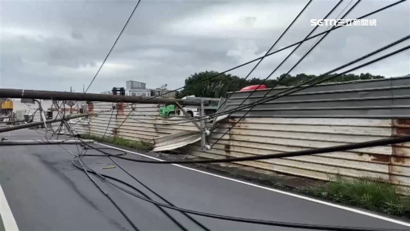 大貨車未注意車身高度，導致吊臂勾到電線扯斷了「9根電線桿」造成460戶大停電