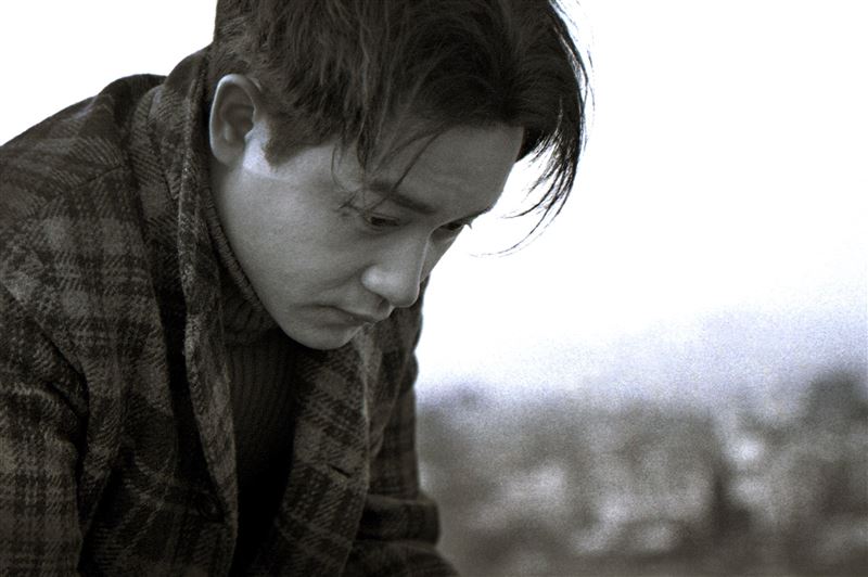 香港巨星張國榮逝世23週年，韓國知名攝影師金炯善（Kim Hyung Sun）於4月1日首度公開1998年攝製的珍貴黑白舊照與親筆簽名專輯。（圖／翻攝自X平台 @triplepictures_）