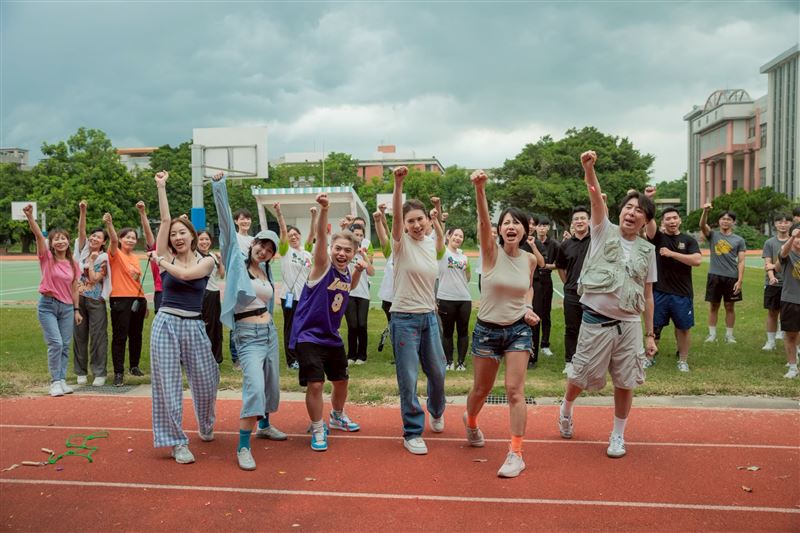 夏語心(左起)、阿喜、海產、小禎、丁寧、梁赫群出外景。(圖／公視台語台提供)