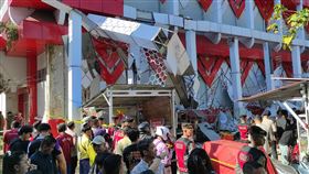 印尼外海2日發生規模7.4強震，導致北蘇拉威西省建築物倒塌。（圖／美聯社／達志影像）